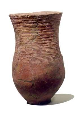 Een standvoetbeker, een drinkbeker van de hunebedbouwers. De klei is met een stokje glanzend gepolijst en er zijn versieringen in de klei uitgestoken. (Foto: Rijksmuseum van Oudheden) Een standvoetbeker, een drinkbeker van de hunebedbouwers. De klei is met een stokje glanzend gepolijst en er zijn versieringen in de klei uitgestoken. (Foto: Rijksmuseum van Oudheden)